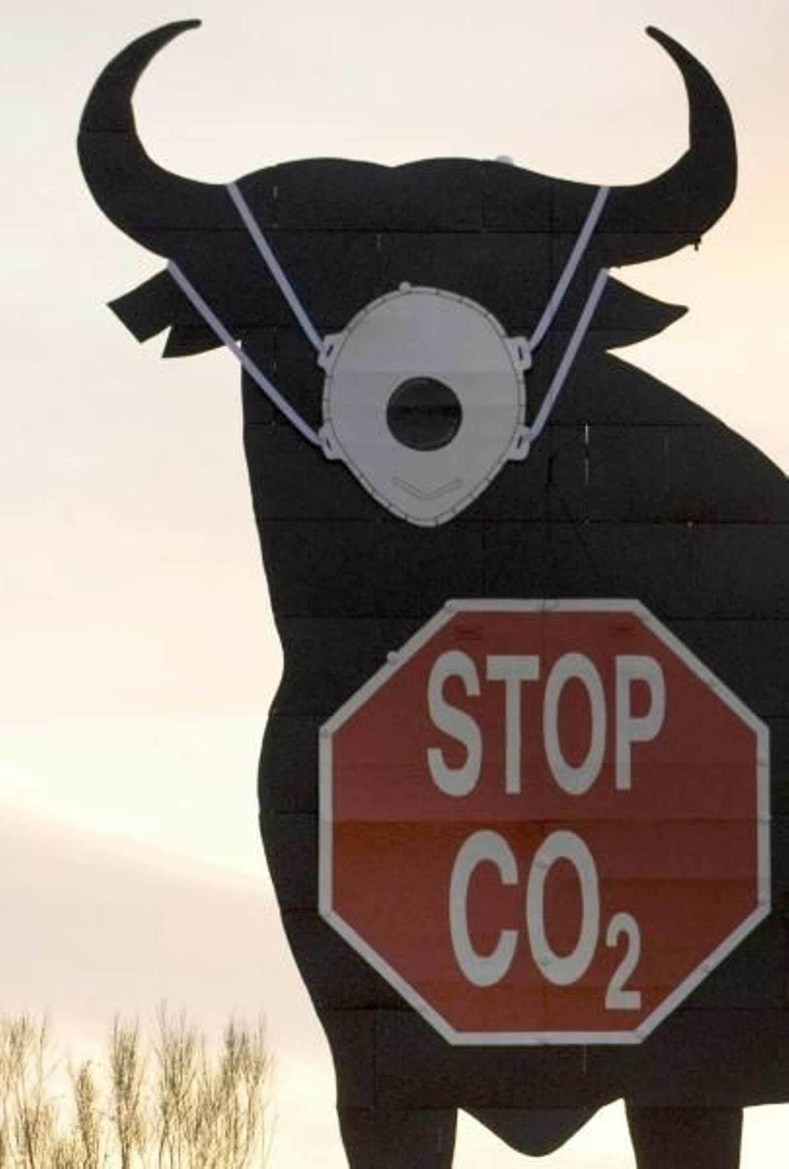Vista del toro de Osborne con una mascarilla. (Foto: Pedro Armestre)