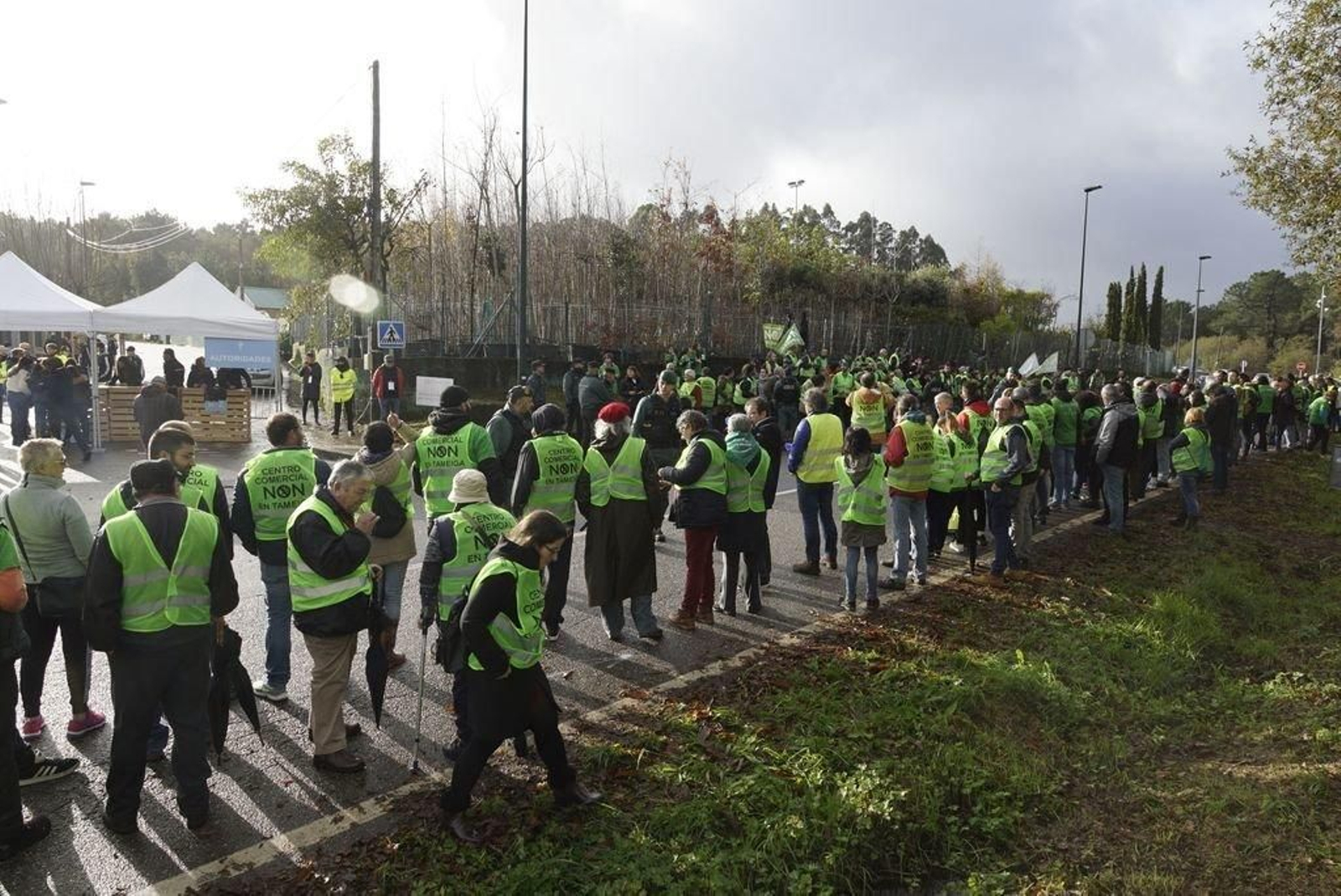 Dos centenares de comuneros se dieron cita a las puertas del acto para mostrar su rechazo a la ciudad deportiva.