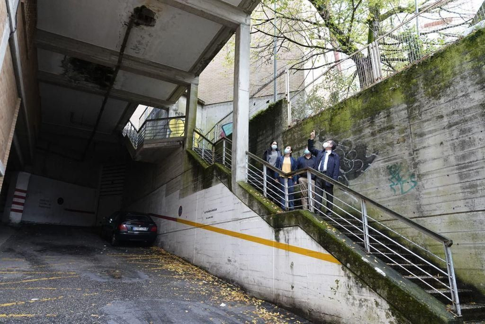 Abel Caballero visitó la zona donde se instalará un nuevo ascensor para salvar cinco pisos de altura y conectar Travesía, en el número 160, con Aragón.