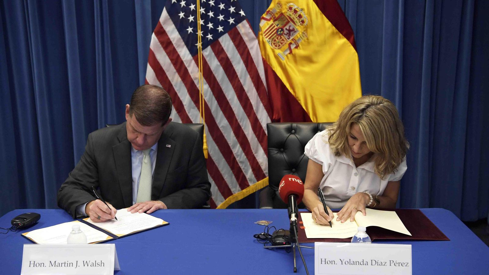 La vicepresidenta segunda y ministra de Trabajo, Yolanda Díaz, y el secretario de Trabajo estadounidense, Martin Walsh, firman un memorándum de entendimiento, en el Departamento de Trabajo en Washington (EEUU). EFE/ Lenin Nolly