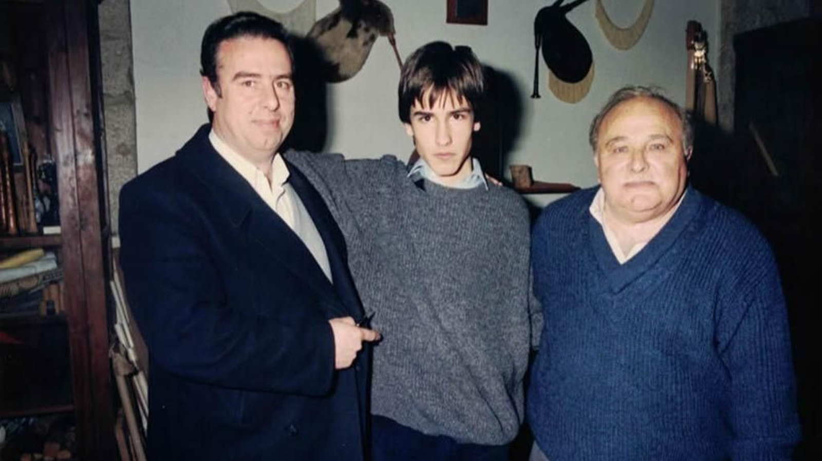 Carlos Núñez, con 13 anos, entre Wenceslao Cabezas ‘Polo’ e Ricardo Portela, cando o coñeceu nos ointenta.