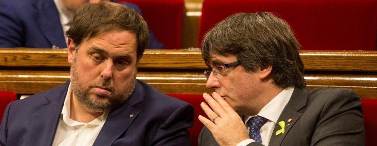 El presidente de la Generalitat, Carles Puigdemont (d) conversa con el vicerpresidente del Govern y conseller de Economía, Oriol Junqueras (i)