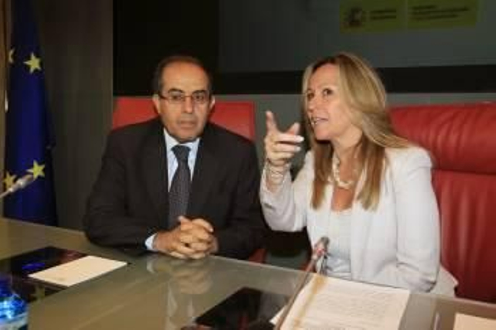 Trinidad Jiménez con Mahmud Jibril. (Foto: GUSTAVO CUEVAS)