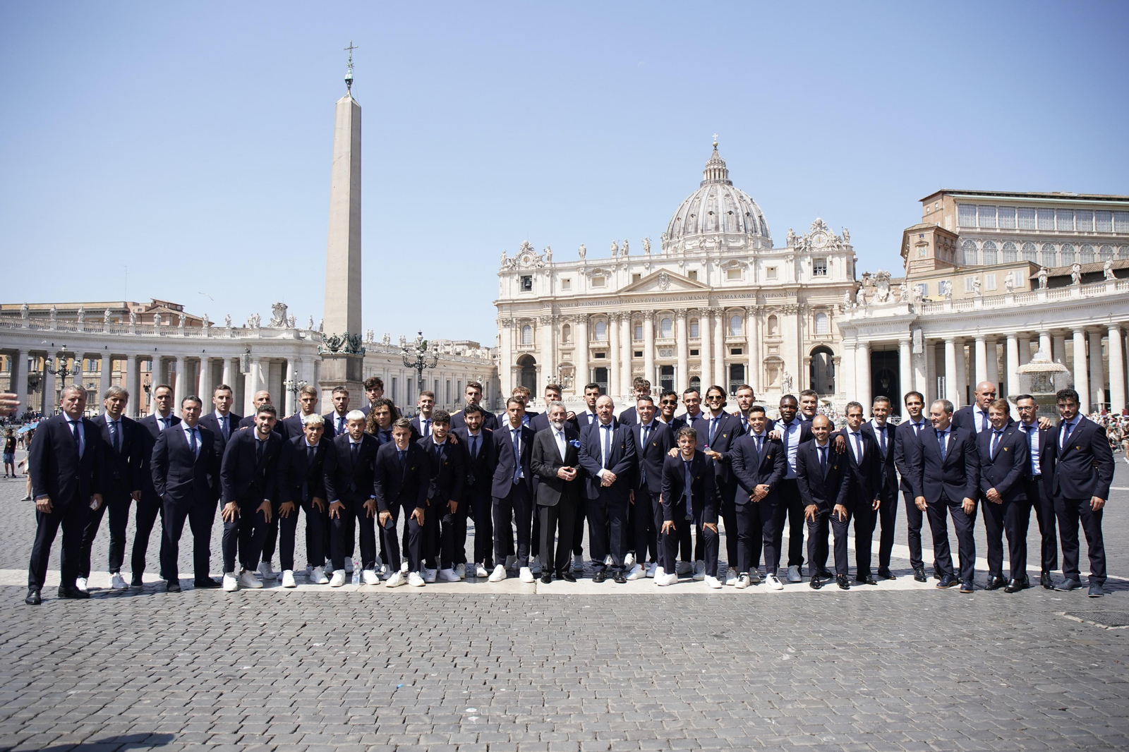 El Papa Francisco recibe al Celta en el Vaticano (1)