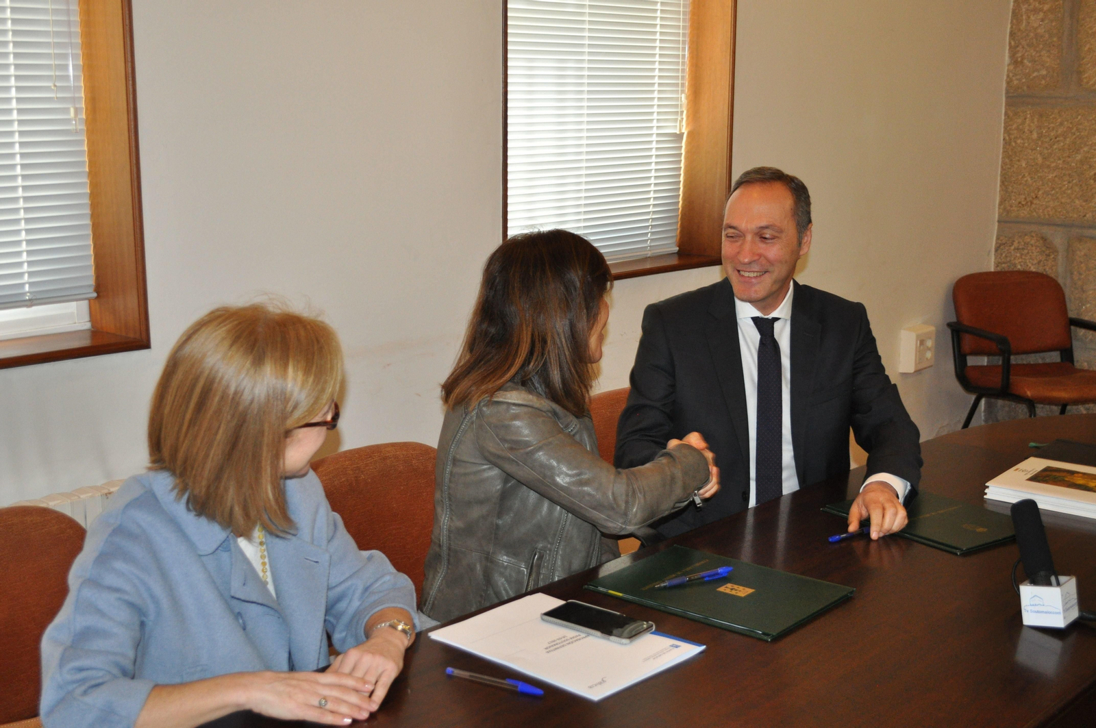 El aalcalde Agustín Reguera y la conselleira Beatriz Mato, en el acto que tuvo lugar ayer en el Concello.