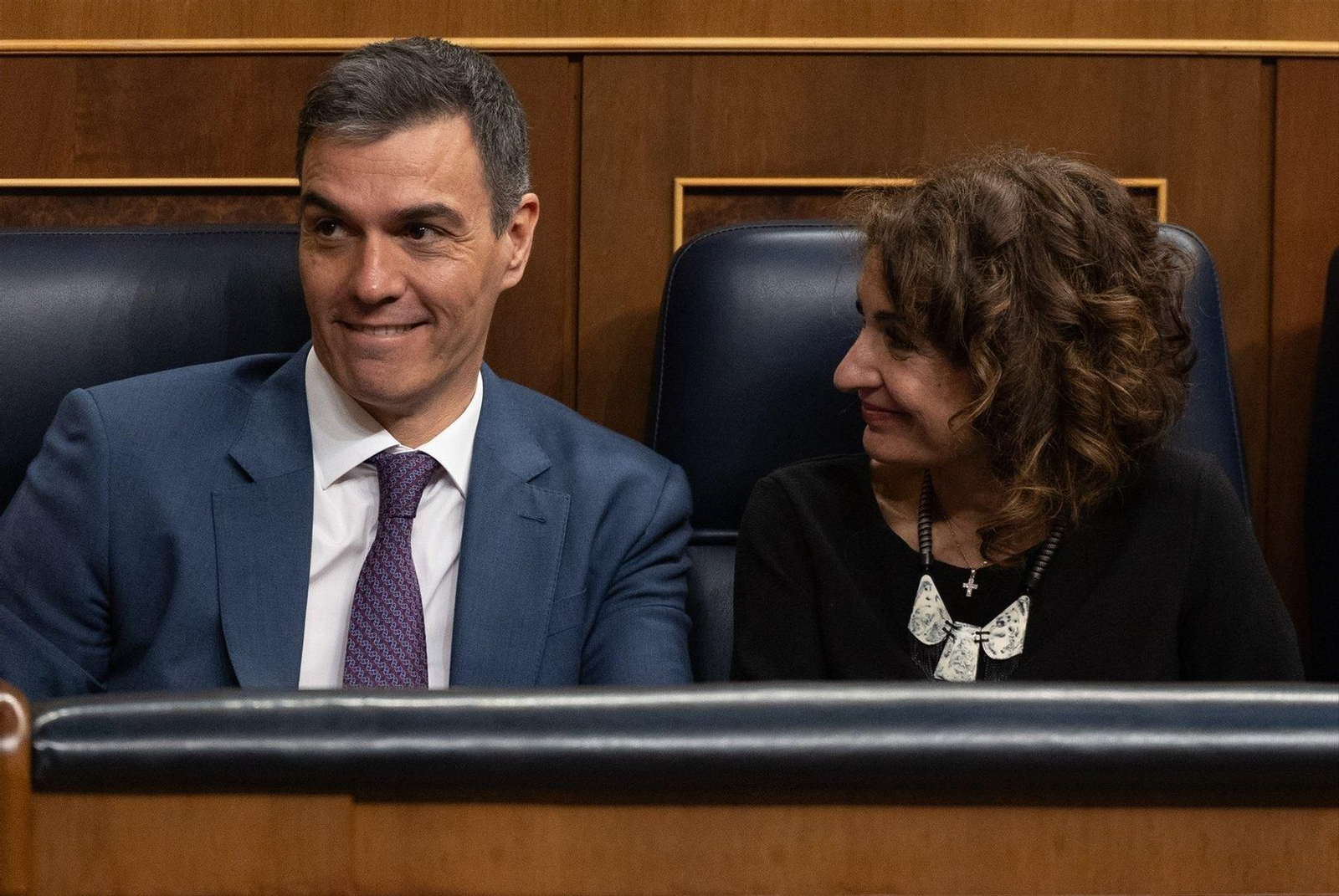 El presidente del Gobierno, Pedro Sánchez, y la vicepresidenta primera y ministra de Hacienda, María Jesús Montero, tras quedar aprobada la Ley de amnistía en el Congreso. // E.P.