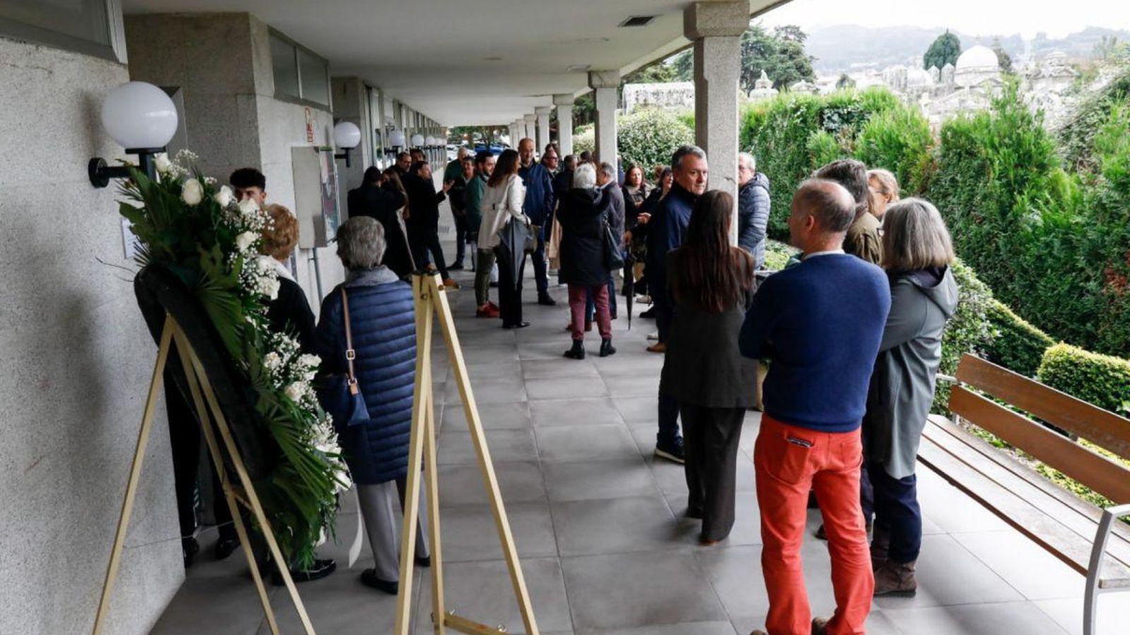 Numerosas personas se acercaron ayer al tanatorio de Pereiró para transmitir el pésame a los familiares de Alba Soutelo.