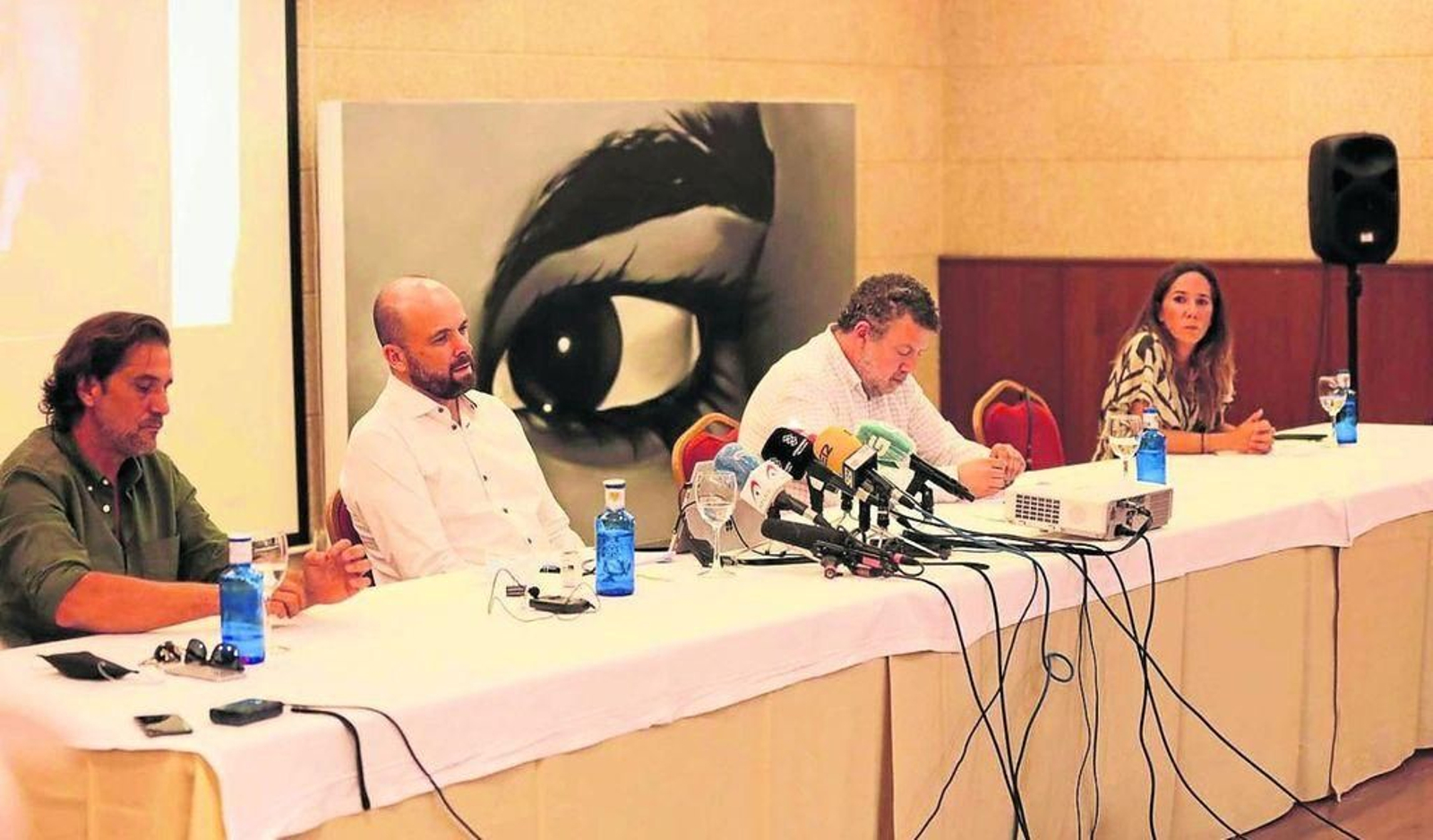 Los miembros del equipo legal y la familia de Déborah en la última rueda de prensa.