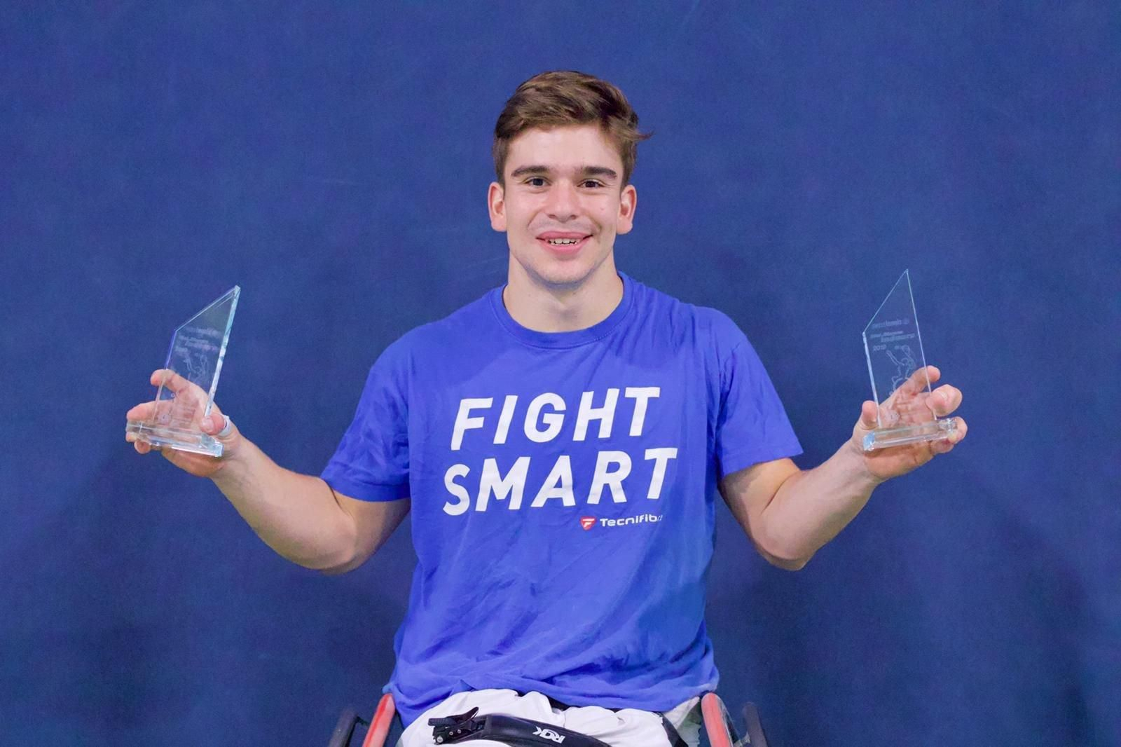 Martín de la Puente posa con el trofeo individual y el de dobles.