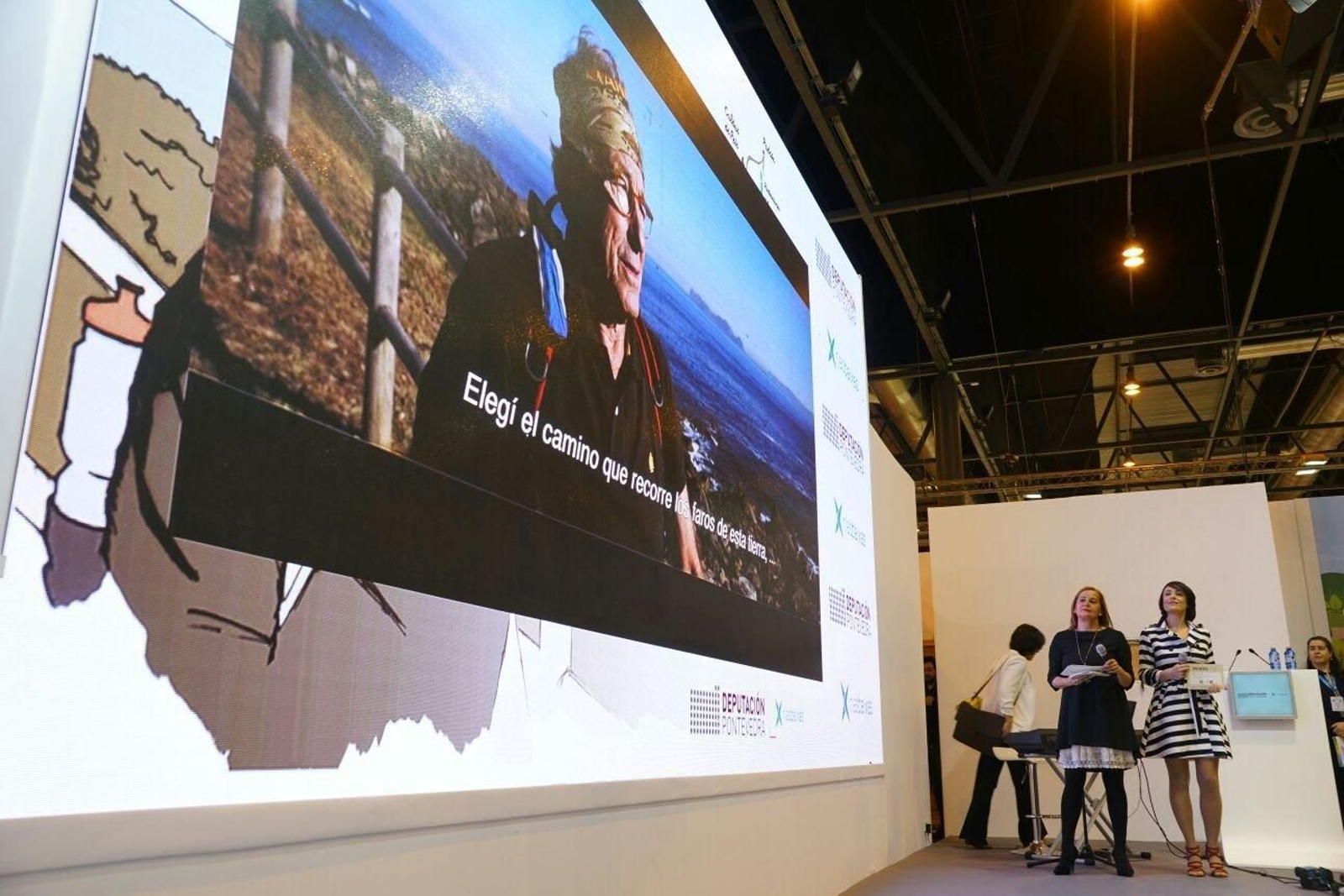 Carmela Silva observa el vídeo promocional del peregrino por el Camino Portugués de la costa.