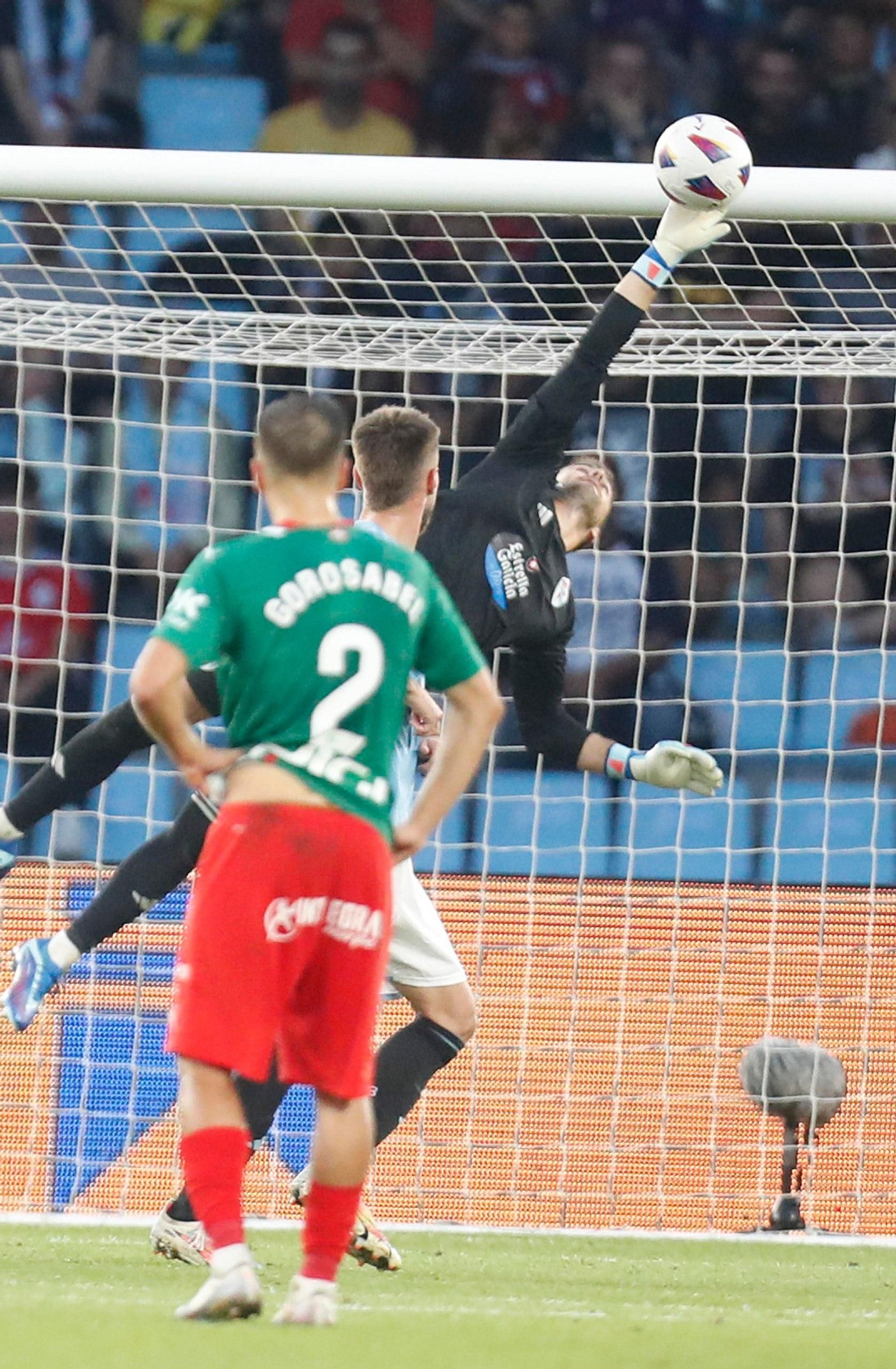 Parada de Iván Villar en el partido entre el Celta y el Alavés en Balaídos.