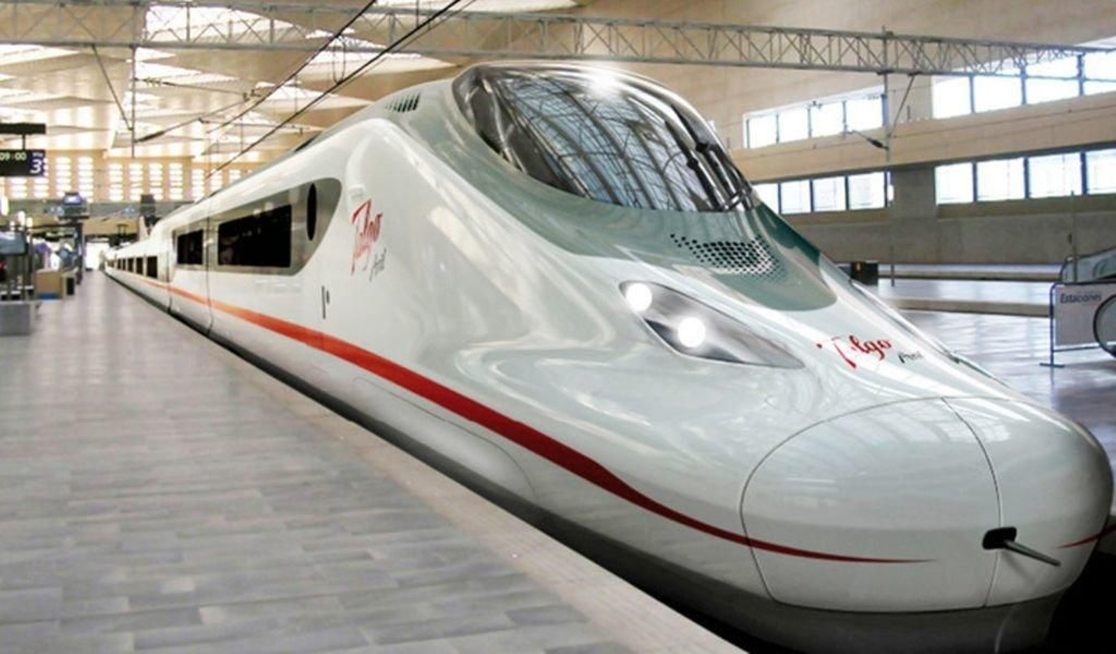 Una unidad de Talgo, estacionada en un andén.