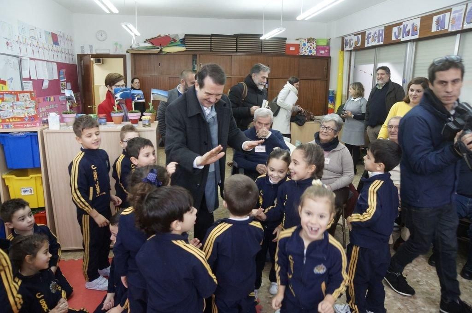 Abel Caballero con los niños de educación infantil.