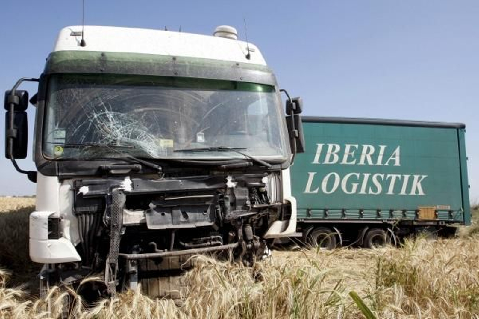 Estado en que quedó el camión con el que chocaron los tres jóvenes. (Foto: Antonio Galán)