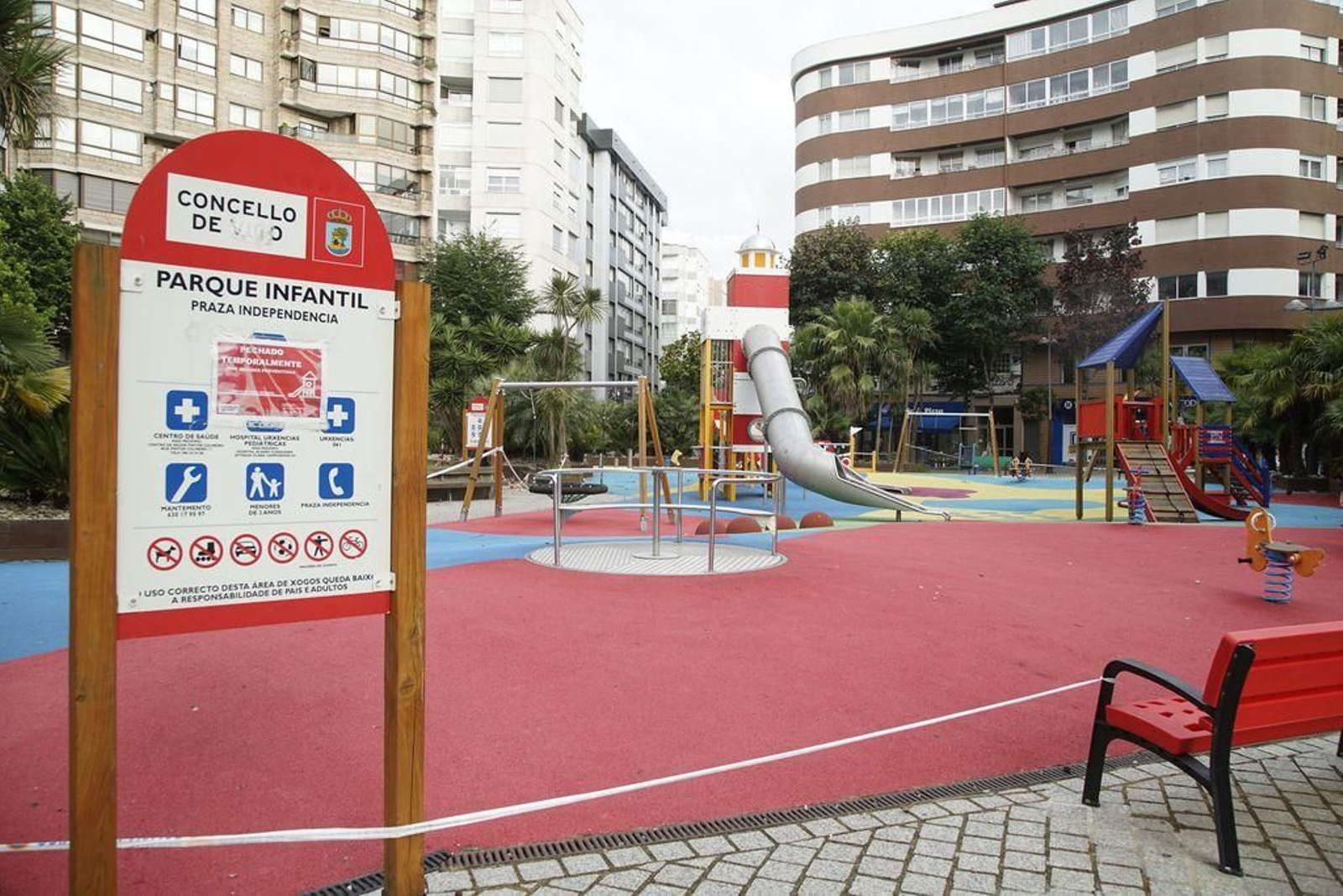 Los parques infantiles en Vigo siguen precintados a la espera de la desinfección municipal.