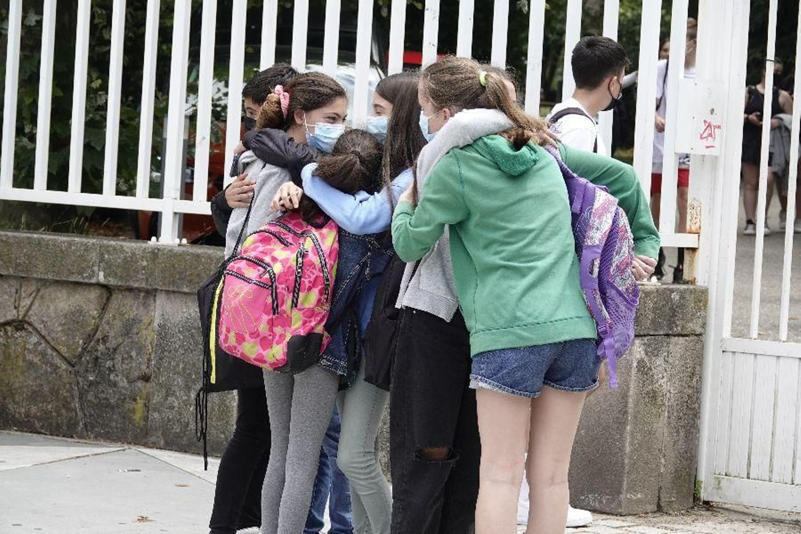 El curso del covid se despide con abrazos. // Vicente Alonso