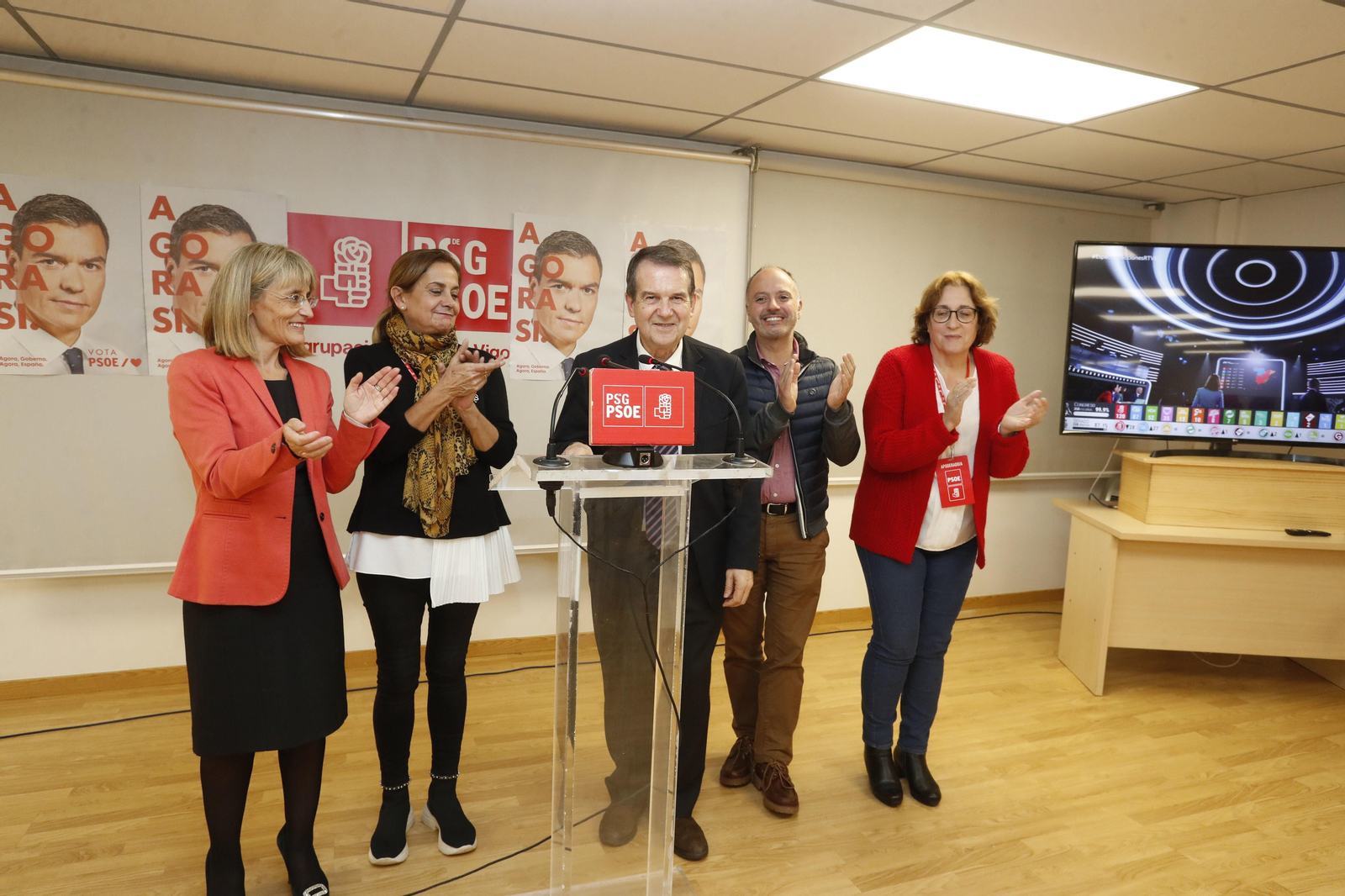 Ángeles Marra, Carmela Silva, Abel Caballero, David regades y Olga Alonso, anoche tras conocer y valorar los resultados.