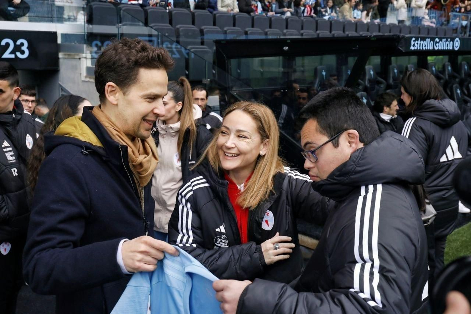 Marián Mouriño saluda a Samuel Comesaña.