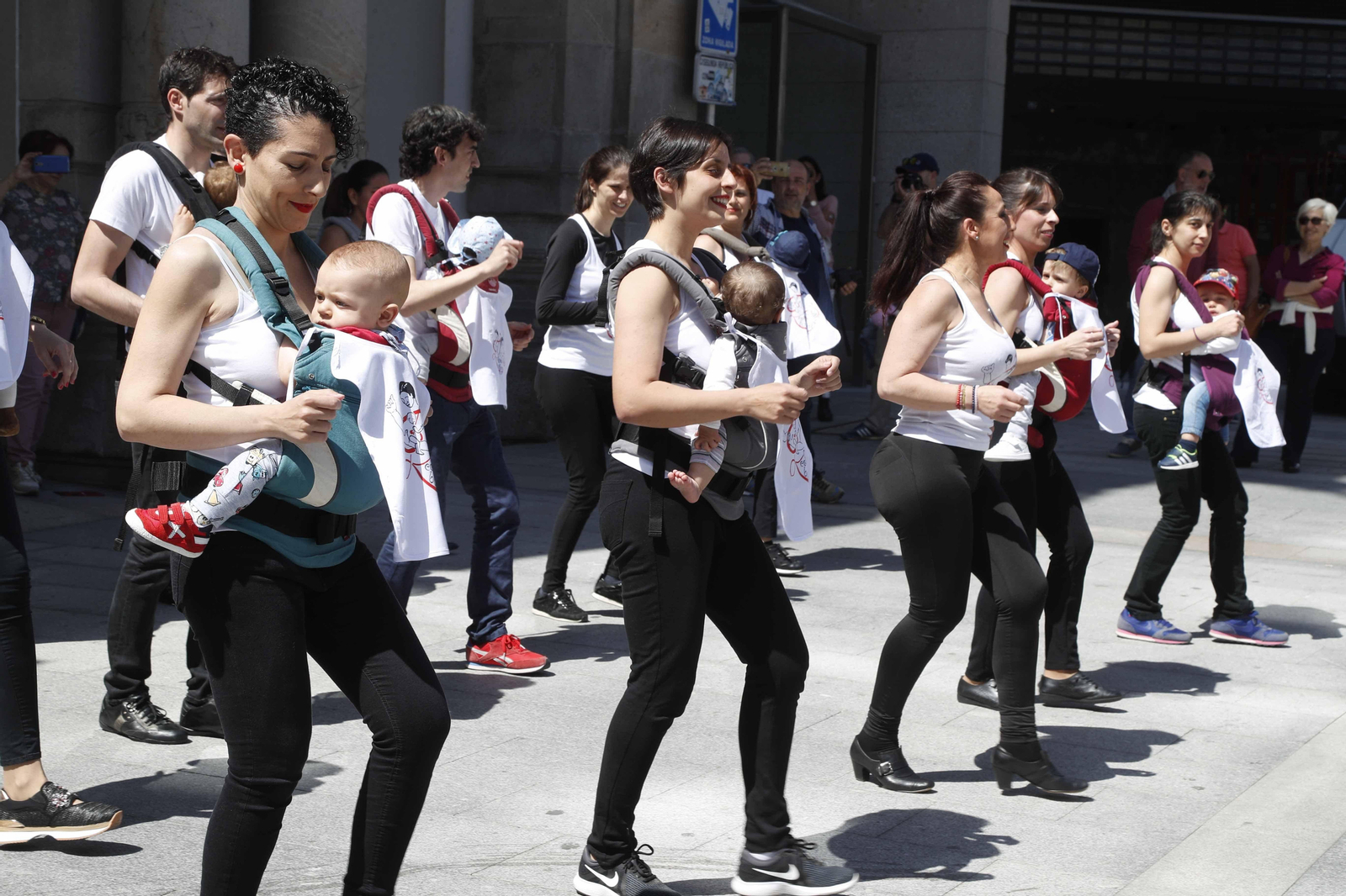 Un momento del baile dirigido por la matrona Inés Curro.