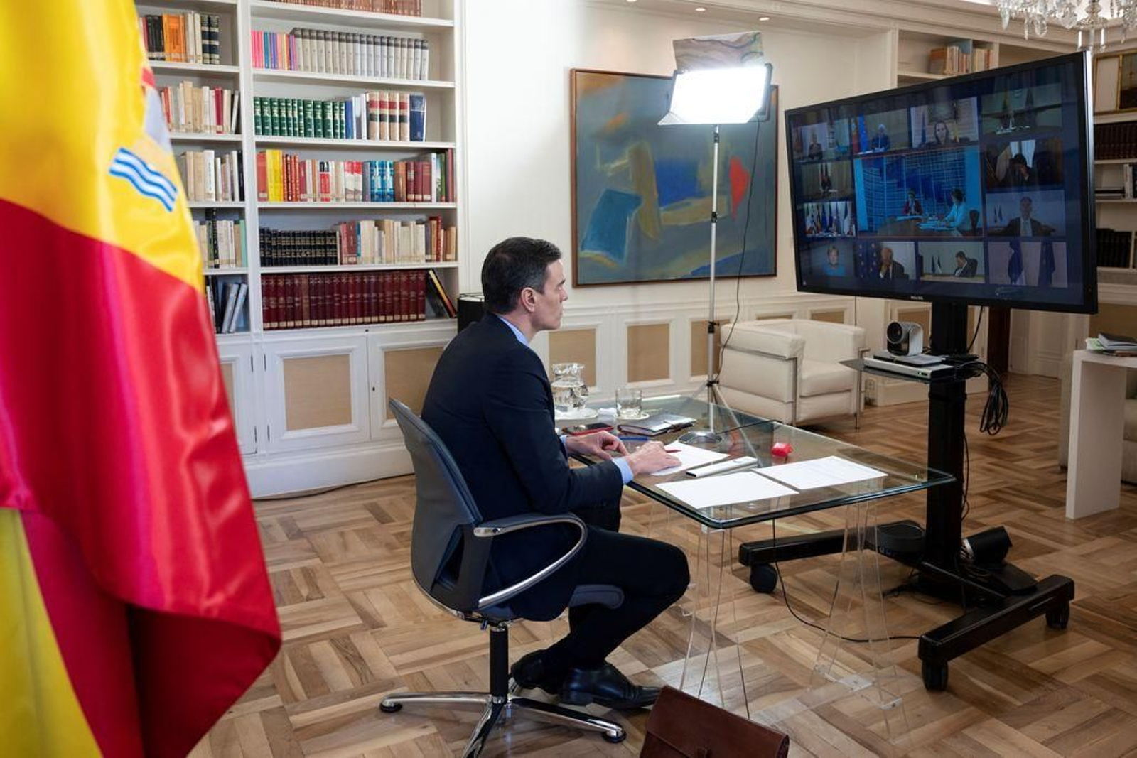 El presidente español Pedro Sánchez, en la Moncloa durante la cumbre telemática del G20.