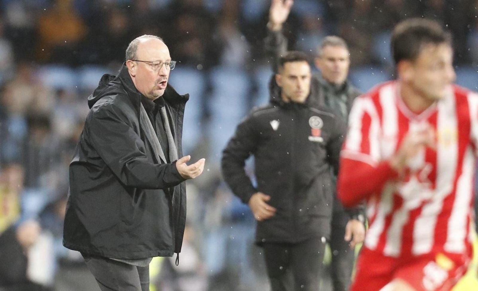 Rafa Benítez gesticula en la banda durante el partido disputado en el estadio de Balaídos.