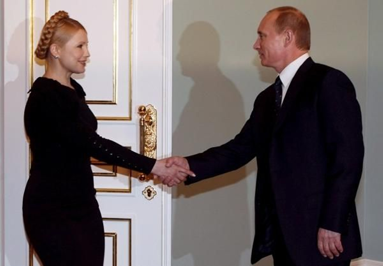 Putin da la bienvenida a Timoshenko a su llegada al Kremlin. (Foto: Maxim Shipenkov)