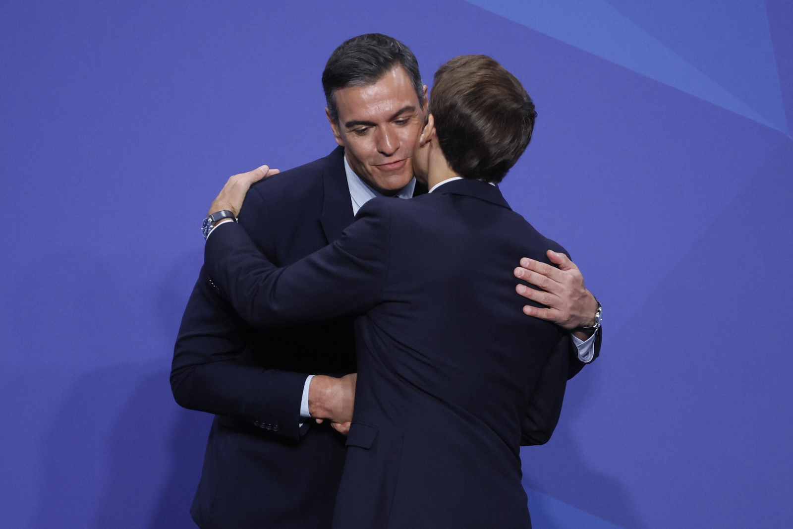 El presidente del Gobierno, Pedro Sánchez (i) saluda al presidente francés, Emmanuel Macron (d) antes de la foto oficial durante la primera jornada de la cumbre de la OTAN que se celebra este miércoles en el recinto de Ifema, en Madrid. EFE/JuanJo Martín