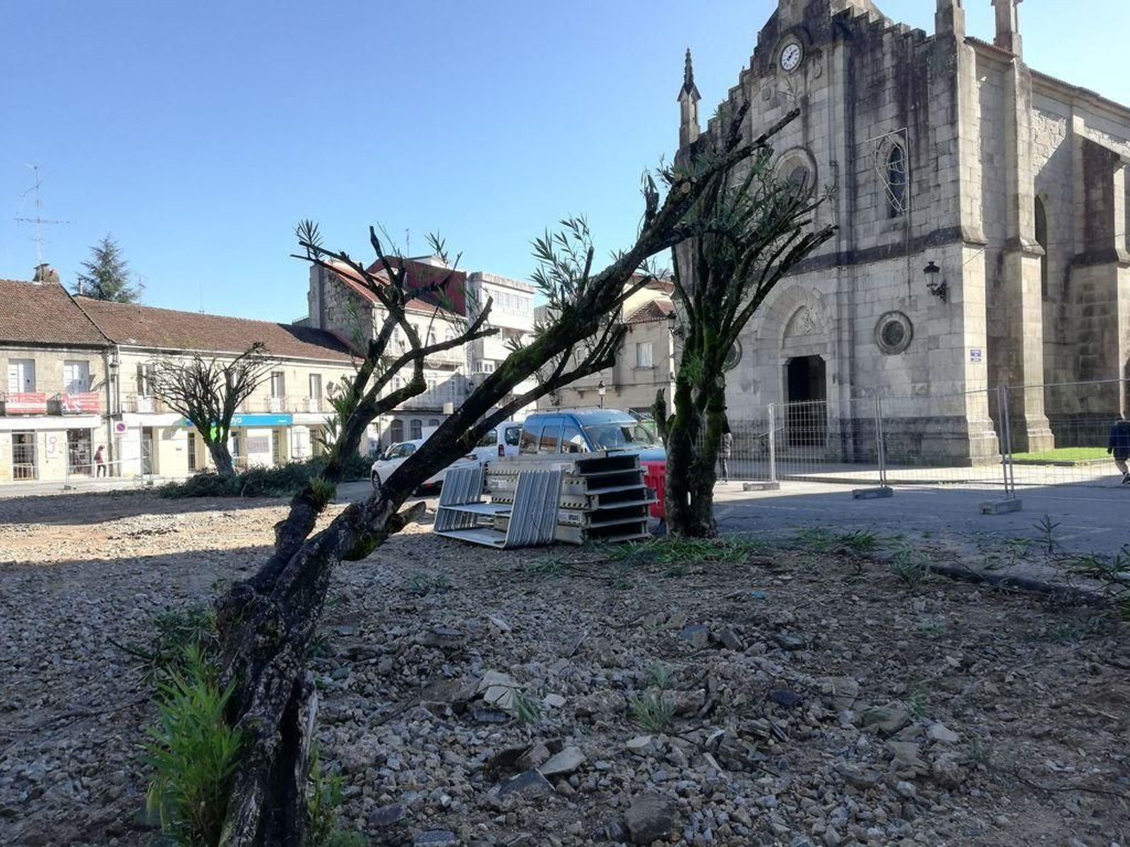 Plaza de Bugallal, otra obra empantanada en el casco urbano de Ponteareas .