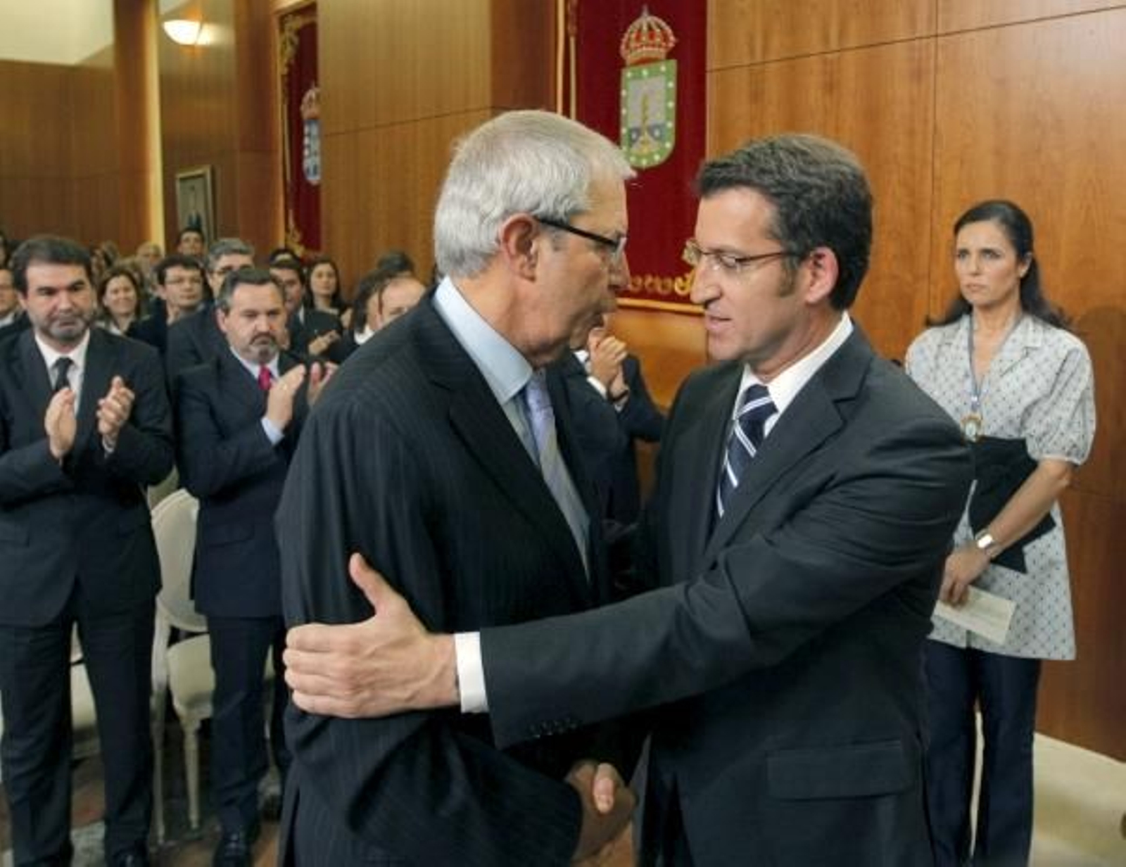 Feijóo es felicitado por Touriño. (Foto: Lavandeira Jr.)