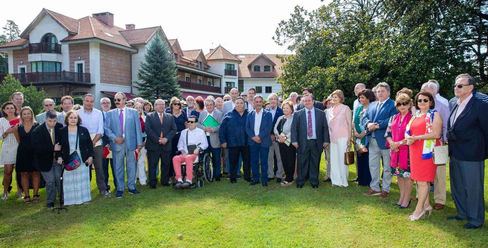 El presidente Miguel Ángel Revilla con representantes de las Casas de Cantabria