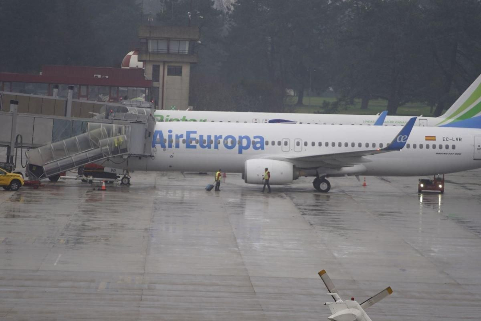 Dos trabajadores del servicio de tierra, ayer transportando maletas en Peinador para dejarlas en un avión.
