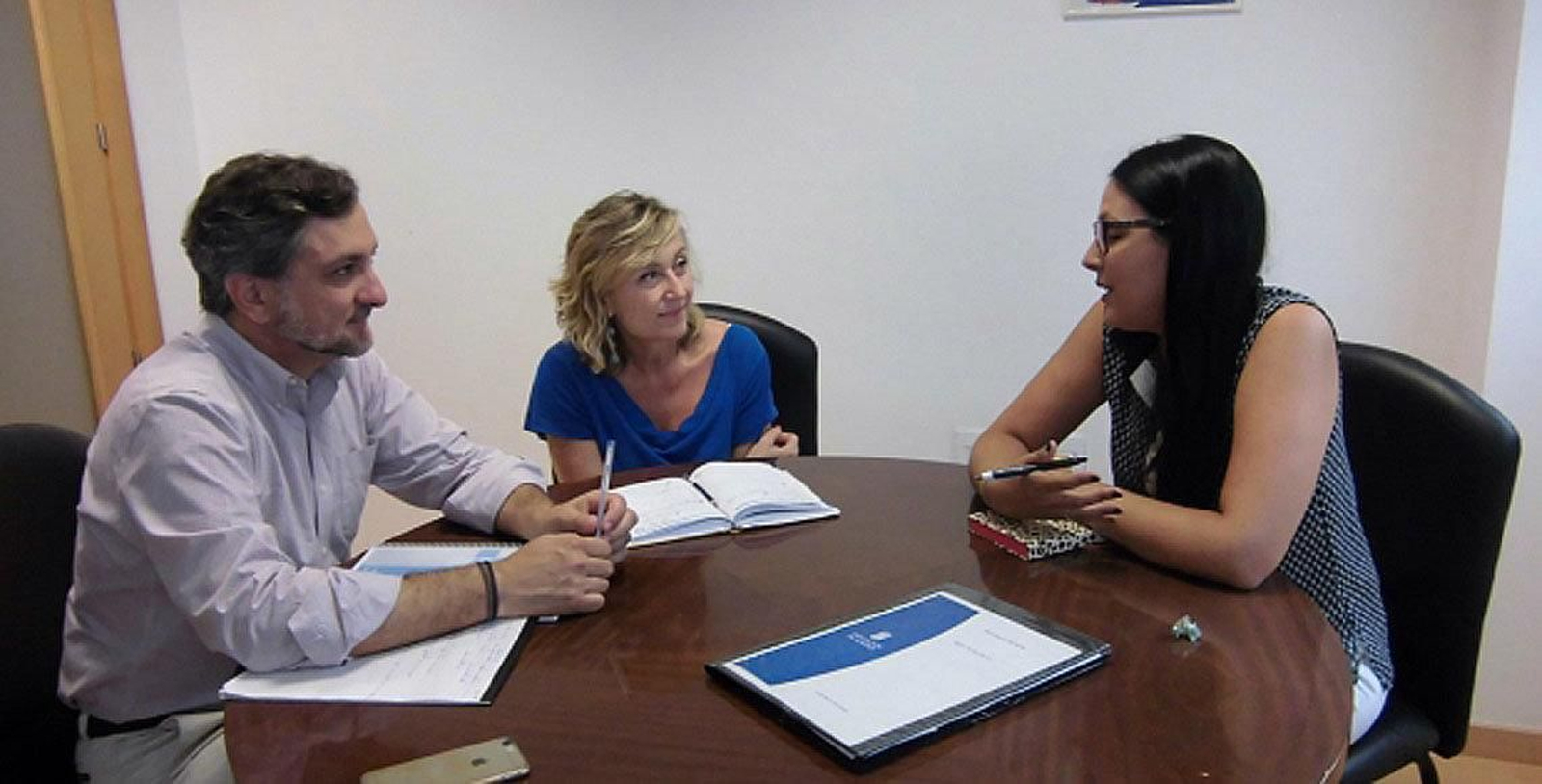 Reunión entre el diputado de Bienestar Social, Igualdad y Familia Ángel Escobar, y la presidenta del colectivo de retornados almerienses, Ángeles Martínez.