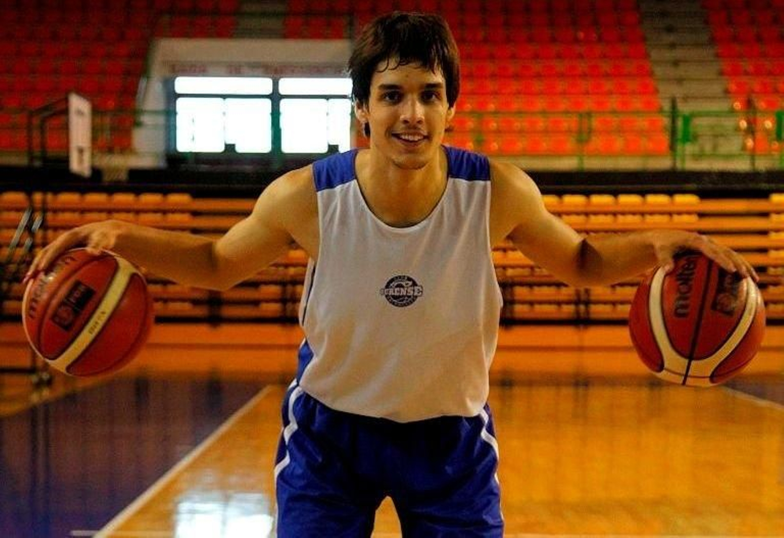El base vigués Martín Rodríguez, tras finalizar la sesión de entrenamiento en el pabellón Paco Paz.