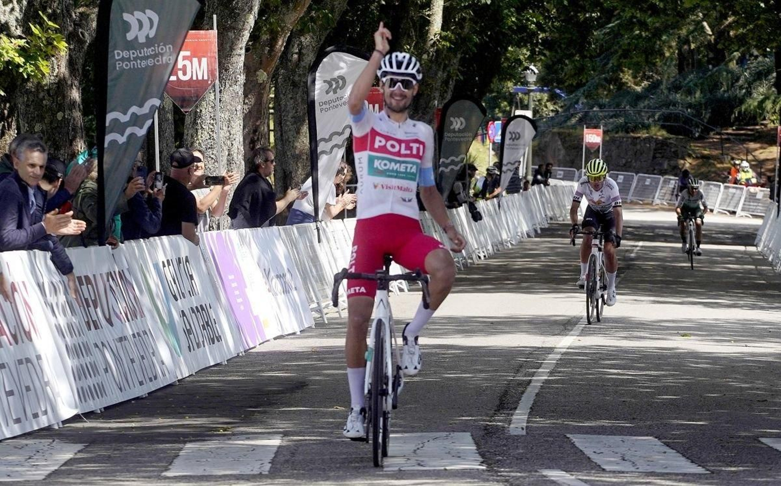 Pablo García celebra la victoria en la meta del monte de O Castro en la Copa de España celebrada ayer.
