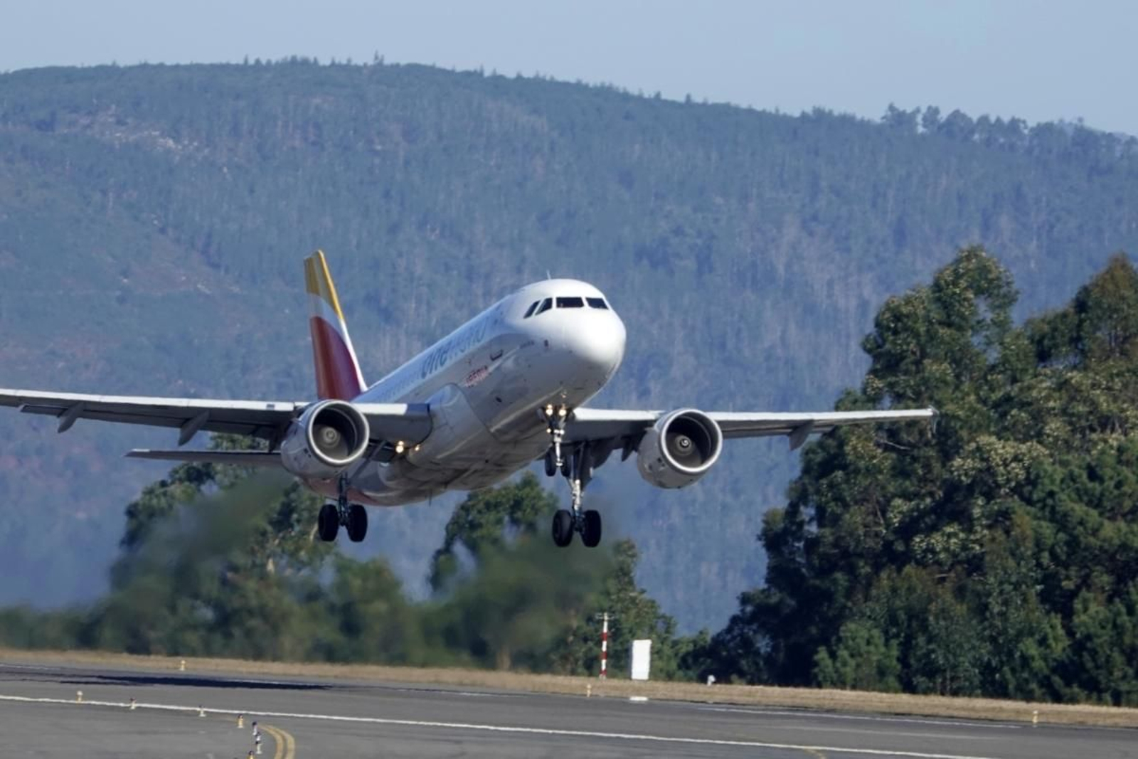 Un avión despega desde la pista de Peinador.