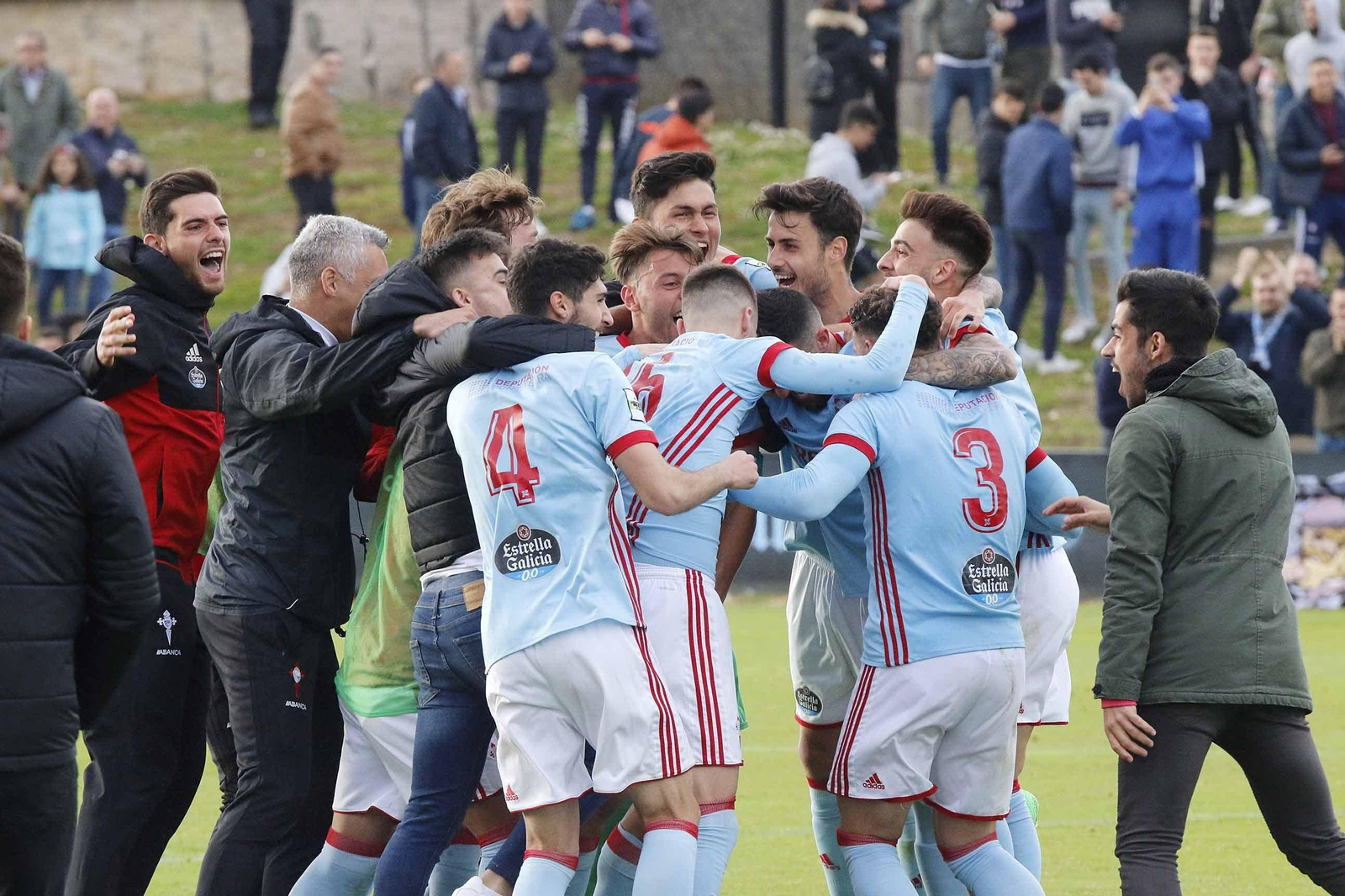 La plantilla del Celta B comenzó la fiesta tras lograr su clasificación para el 'play-off' el pasado domingo.
