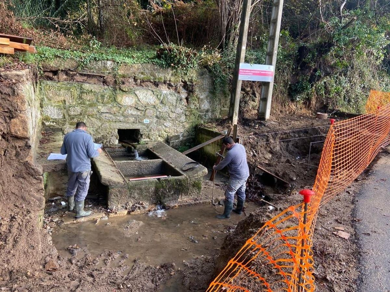 Una imagen de dos operarios durante las obras de restauración.