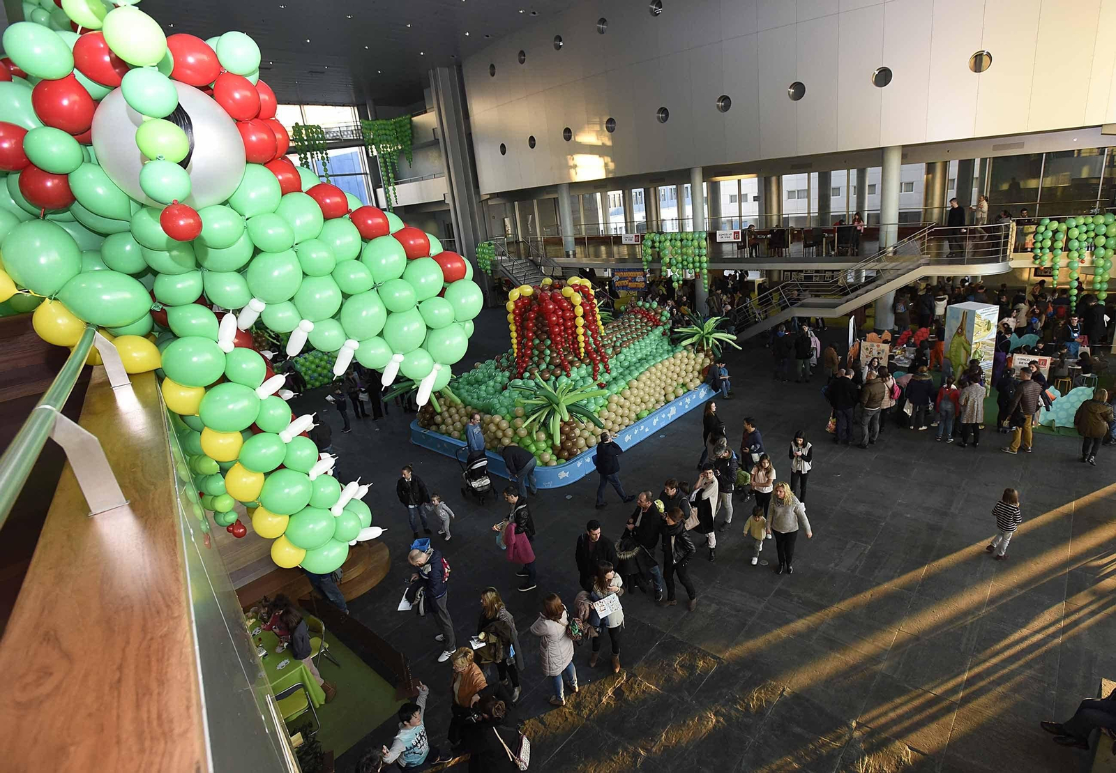 El Hall del Auditorio Mar de Vigo es estos días un gran Parque Xurádico en el que los niños pueden disfrutar de numerosas actividades que animan a soñar con ser paleontólogos en busca del dinosaurio perdido. Arriba, uno de los juegos pensados pa
