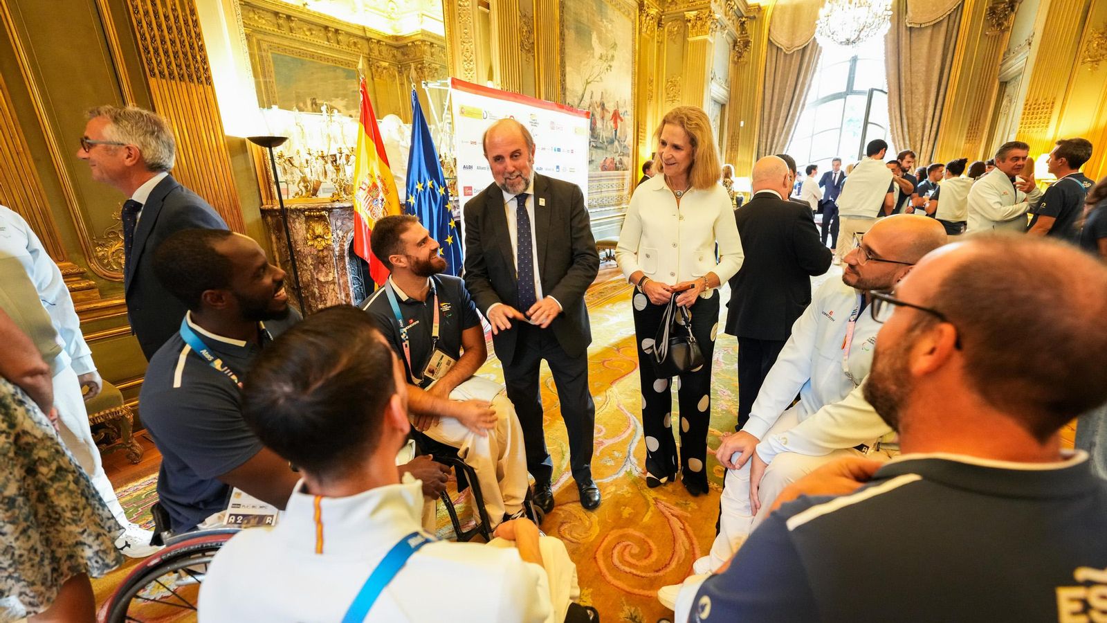 El ministro de Asuntos Sociales viajó hasta París para apoyar al equipo nacional.