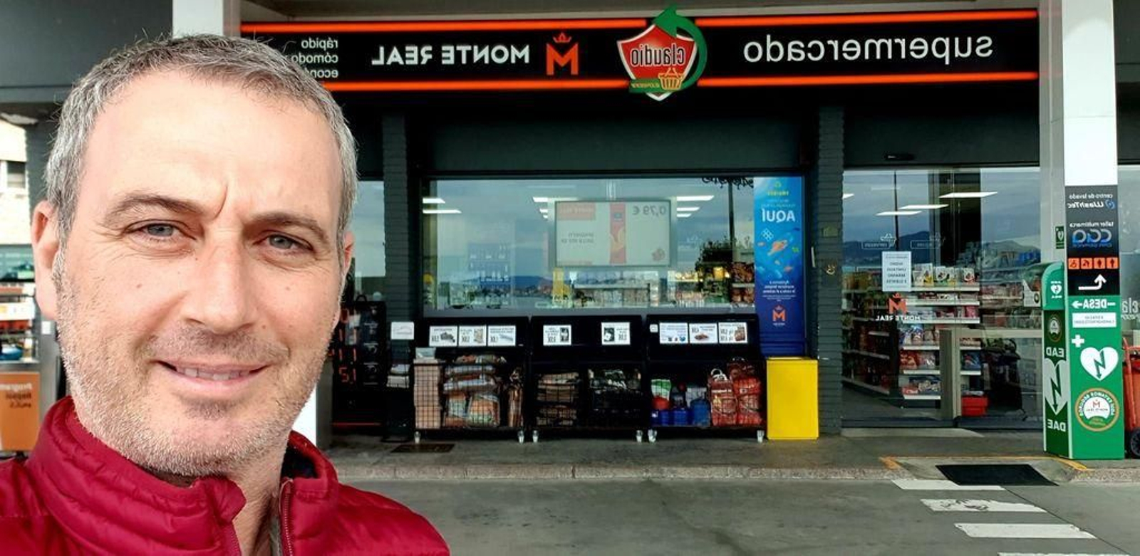 José María Figueroa, ante su gasolinera de Baiona