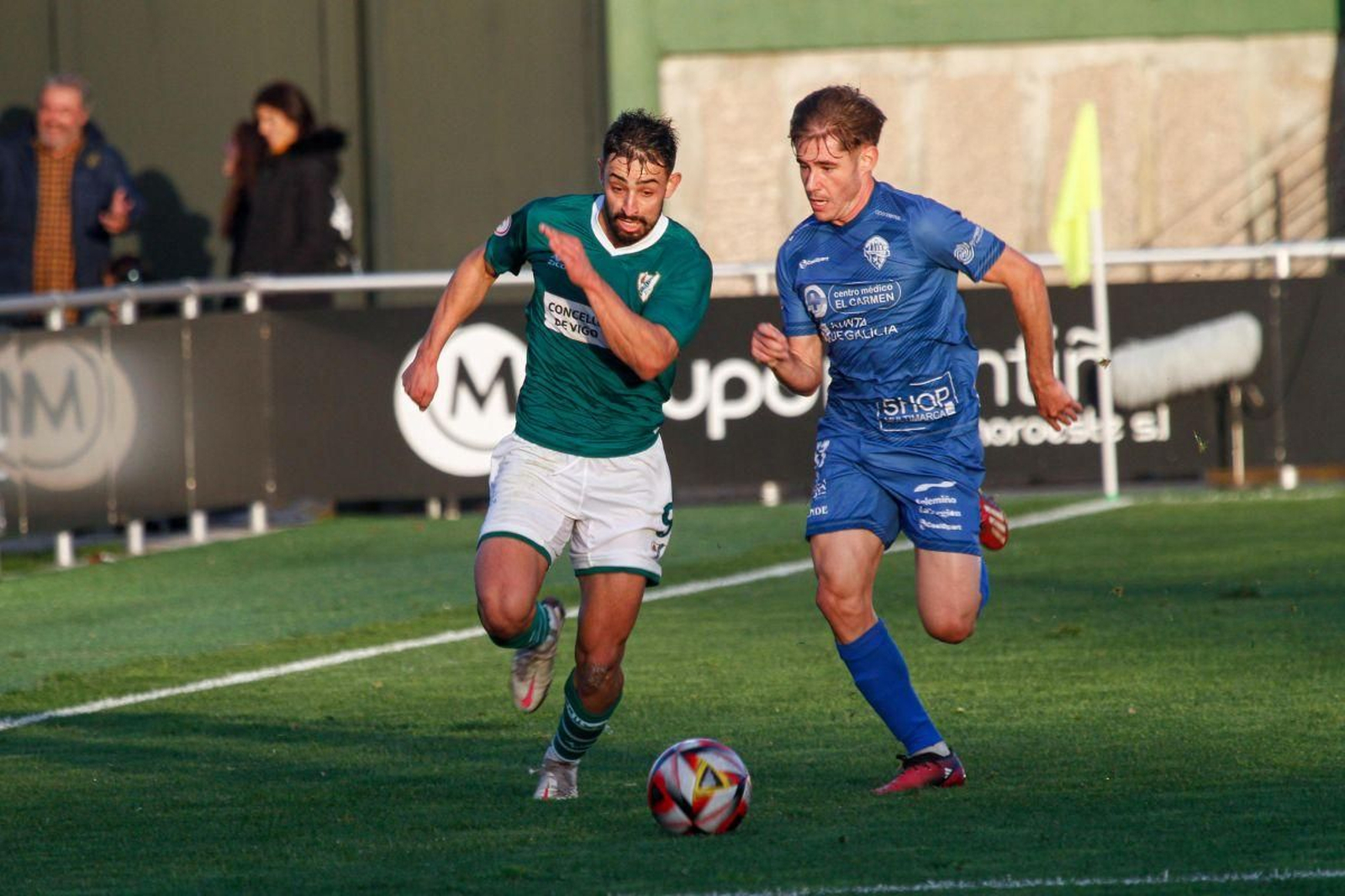 Davicín, ‘Davo’ desde su paso por el Deportivo, fue una pesadilla para la zaga ourensana, que no pudo sujetar su potencia mientras tuvo gas.