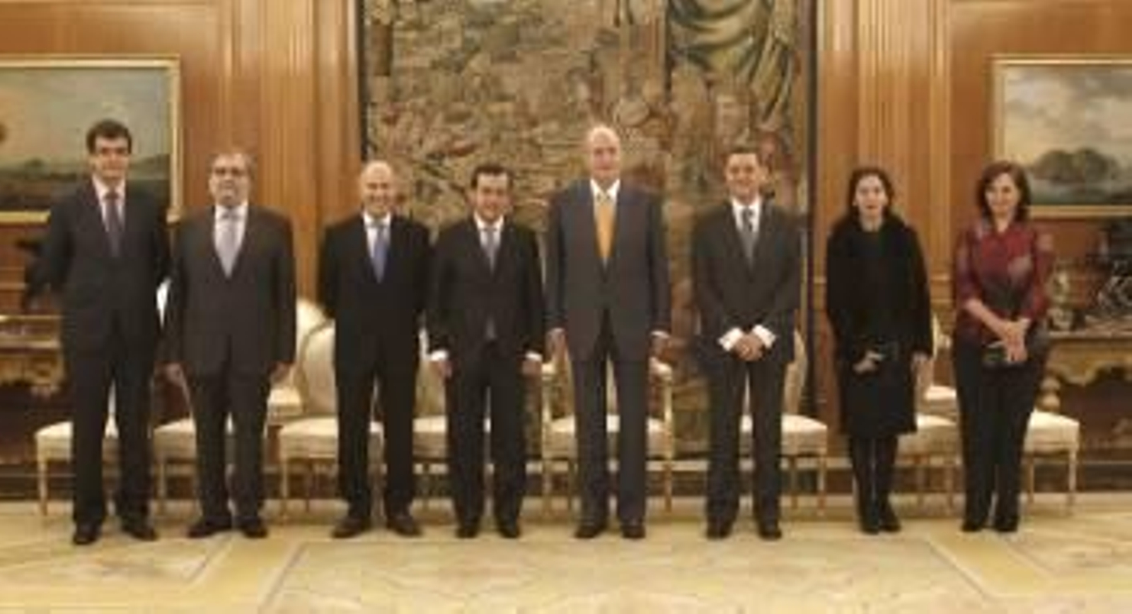 El rey, durante la audiencia a los integrantes del Consejo de Dirección de la Clínica Universidad de Navarra, presididos por José Andrés Gómez Cantero, con motivo del 50 aniversario de este centro. EFE/Ballesteros