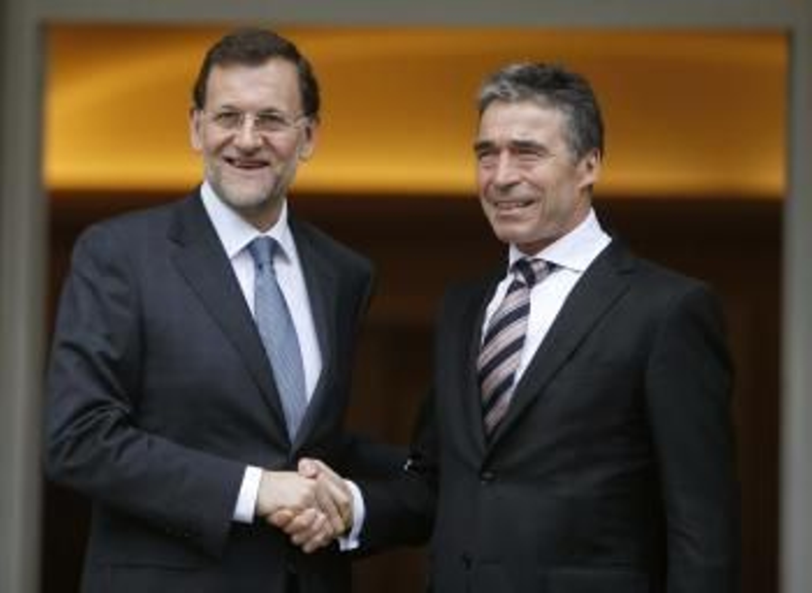El presidente del Gobierno, Mariano Rajoy (i), saluda al secretario general de la OTAN, Anders Fogh Rasmussen. EFE