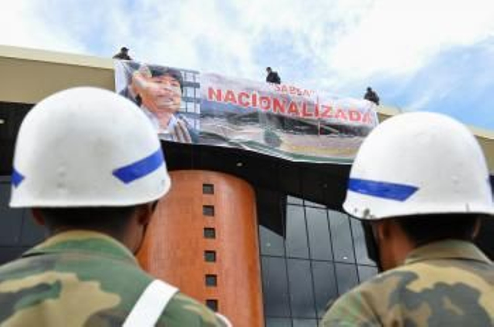 Un grupo de militares accede hoy, lunes 18 de febrero de 2013, a las instalaciones el aeropuerto de Cochabamba, Bolivia (Foto: EFE)