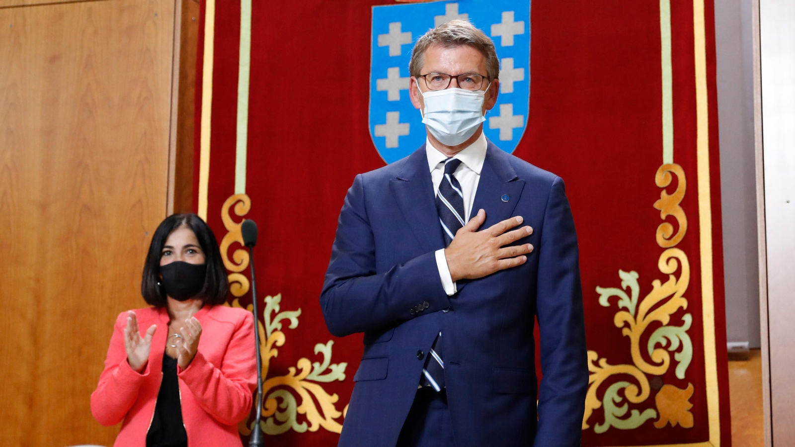 El presidente de la Xunta, Alberto Núñez Feijóo, tras jurar su cargo en presencia de la ministra de Política Territorial Carolina Darias