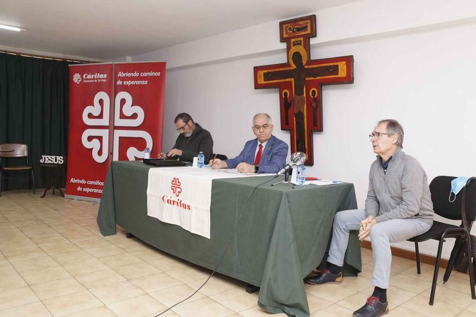 Javier Alonso, Gonzalo Davila y Juan Vila, ayer en la presentación de Cáritas.