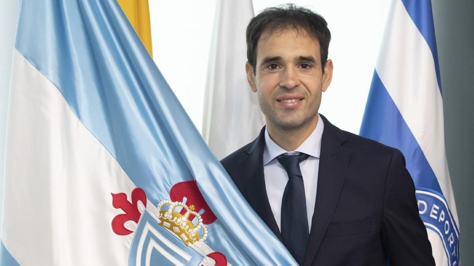 Borja Oubiña posa con la bandera del Celta, en una imagen reciente.