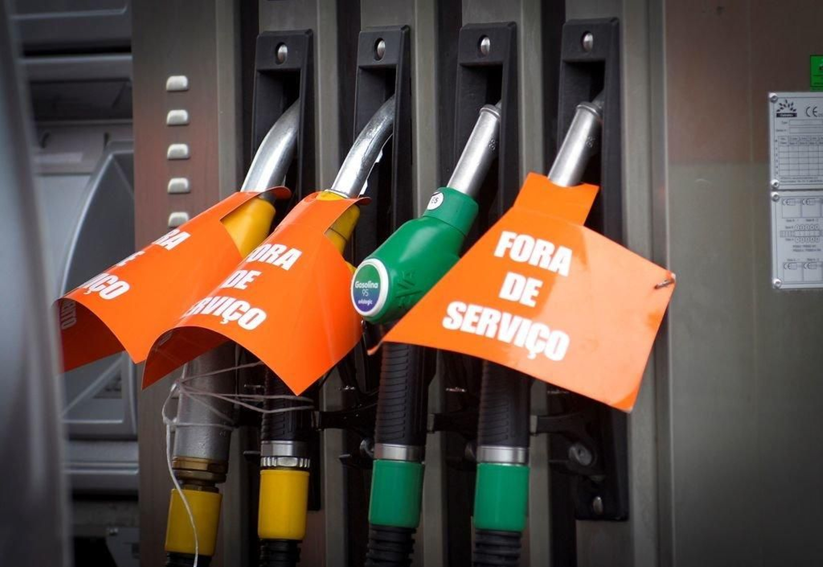 Carteles de fuera de servicio en los surtidores de una gasolinera de Lisboa durante la huelga.