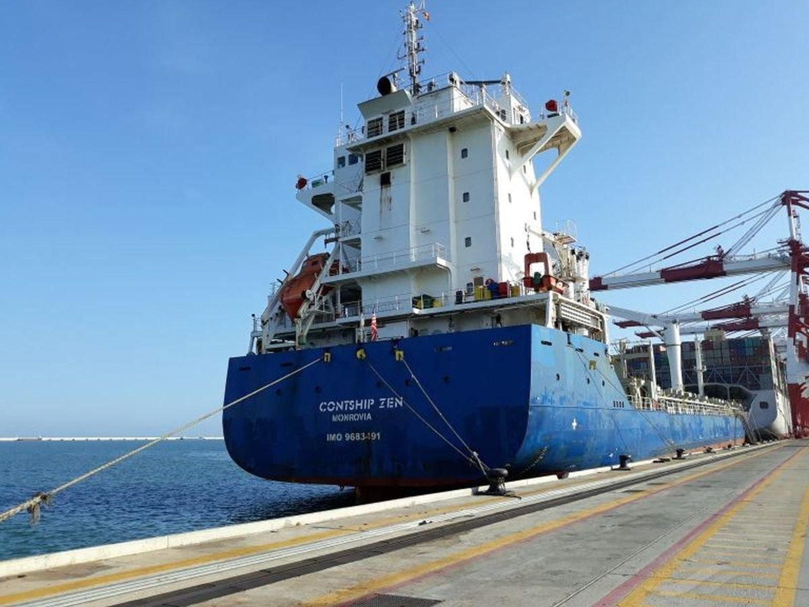 Imagen del buque en el que viajaba el contenedor con la droga y que llegó el domingo a Guixar.