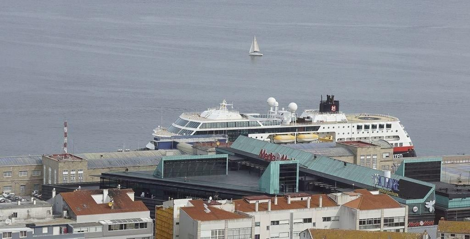 El pequeño crucero "Midnatsol", de 136 metros, atracado ayer en Trasatlánticos.